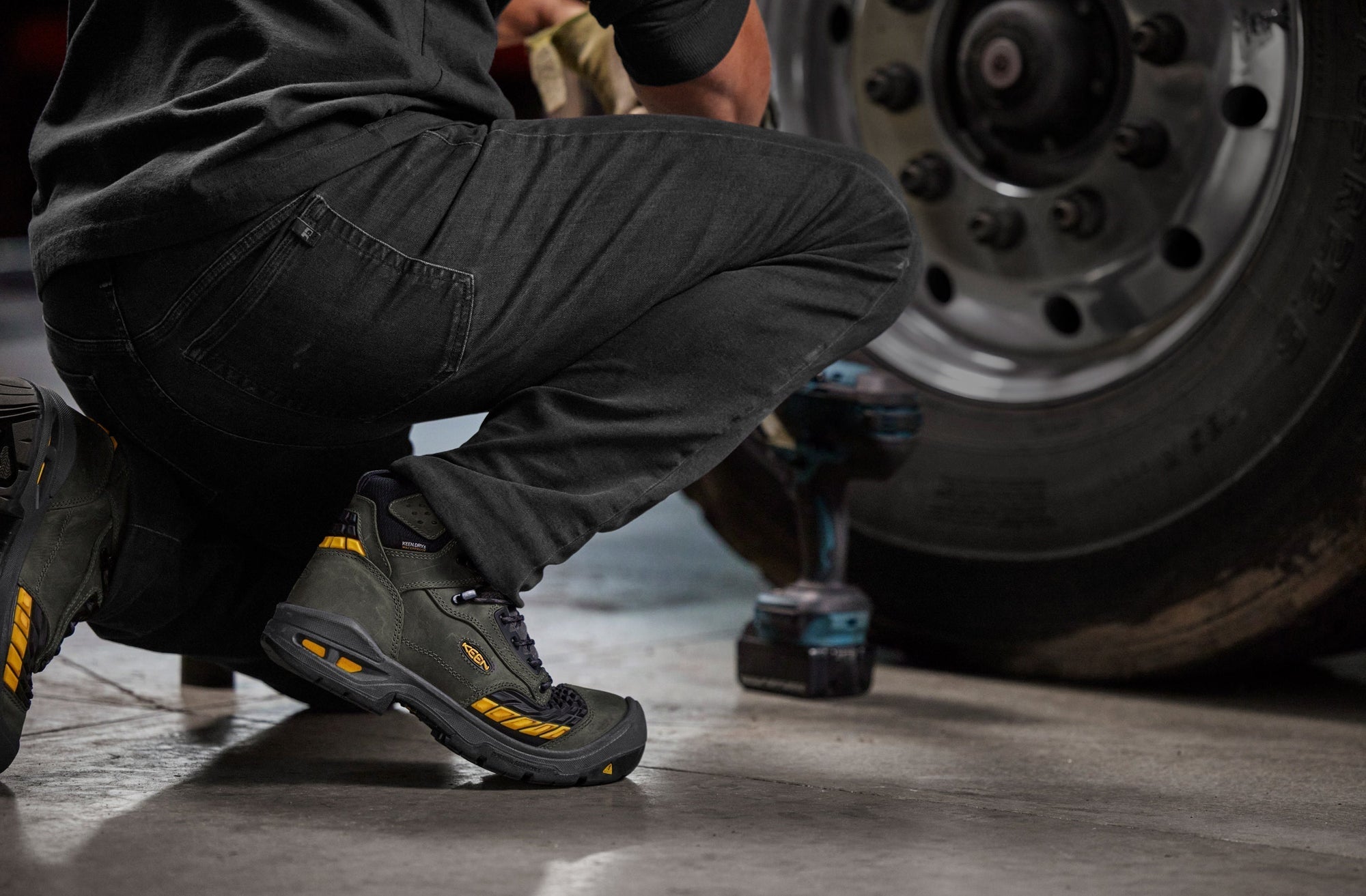 mechanic changing tire in KEEN Troy with KEEN.BELLOWS FLEX