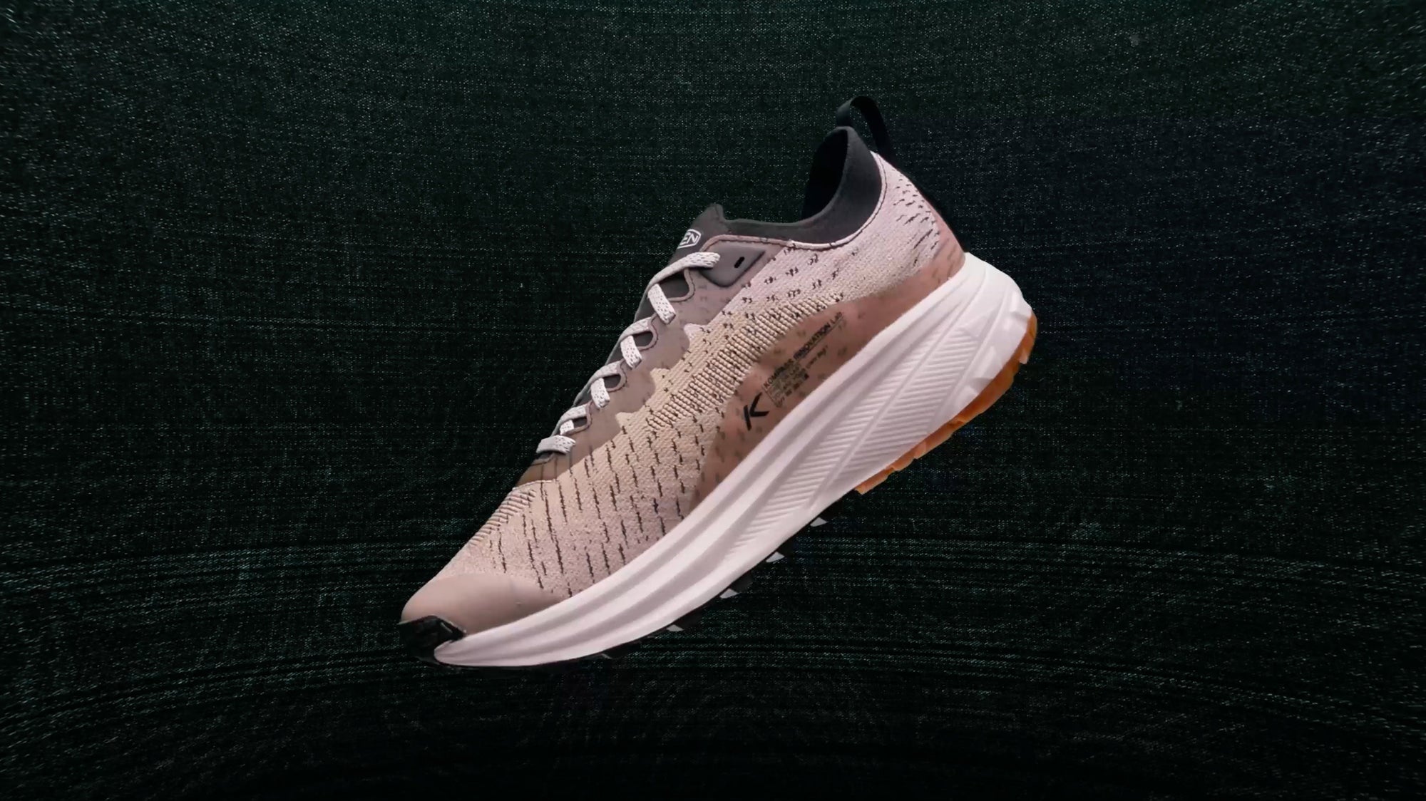 Spinning product video of Seek Running shoe featuring technology callouts