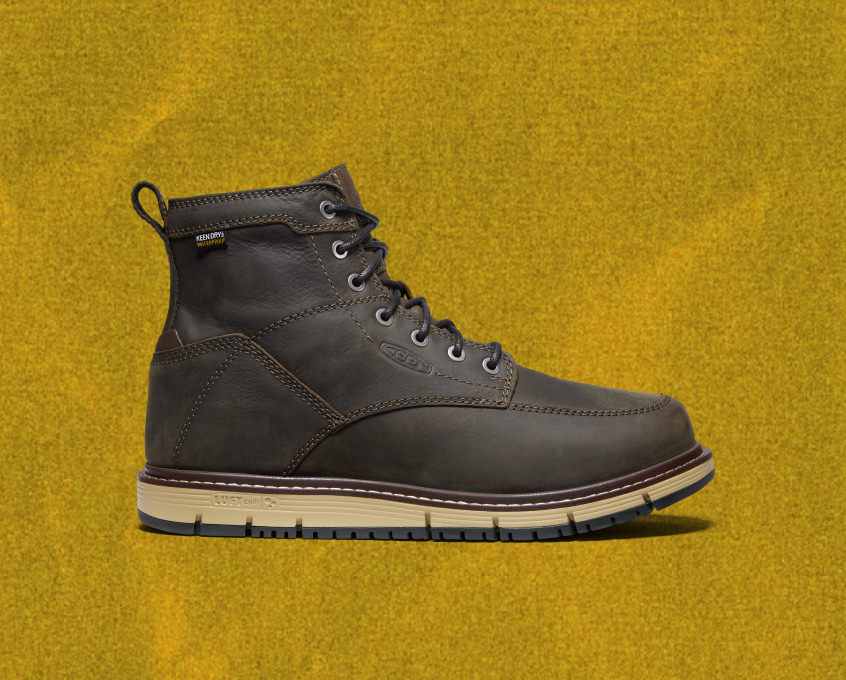 Product shot of men's boots crafted from brown leather, emphasizing durability and a classic outdoor aesthetic.