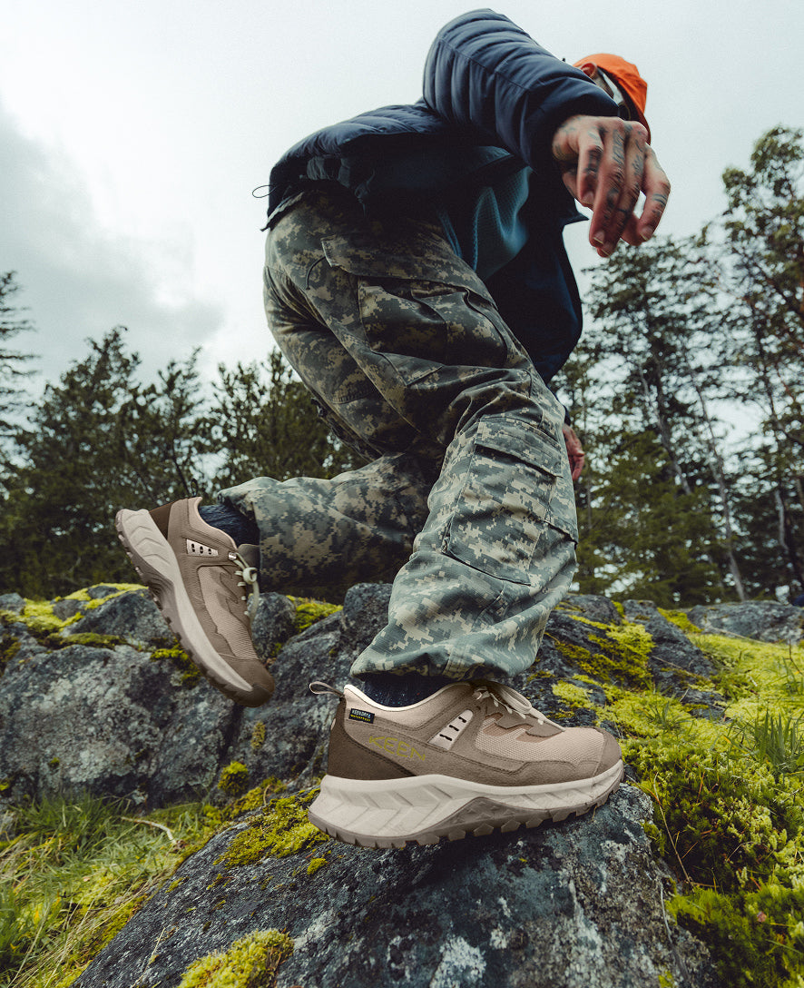 シューズ(男性用) book2 ep 27 Men's Hightrail Vented Hiking Shoe | Martini Olive/Black | KEEN
