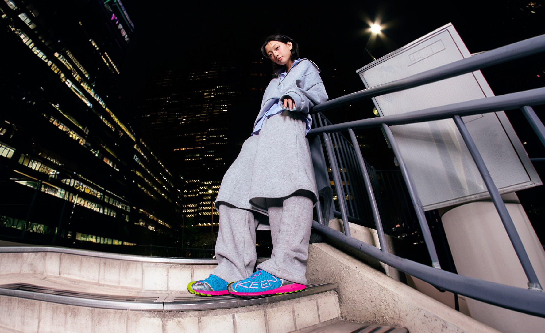 人文 #OUTDOOR Women's A86 Sneaker | Swedish Blue/Shocking Pink | KEEN Footwear