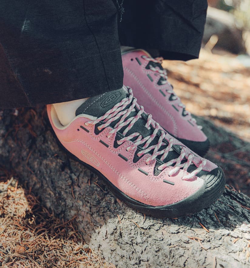 A new colorway of the women's Jasper casual sneaker in pink suede and black 